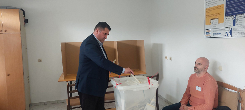 ИСТОЧНА ИЛИЏА, 6. ОКТОБРА /СРНА/ - Кандидат СНСД-а за начелника општине Источна Илиџа Мирослав Вујичић на гласaчком мјесту у Источној Илиџи./ЕМБАРГО ДО 19.00 ЧАСОВА/ 