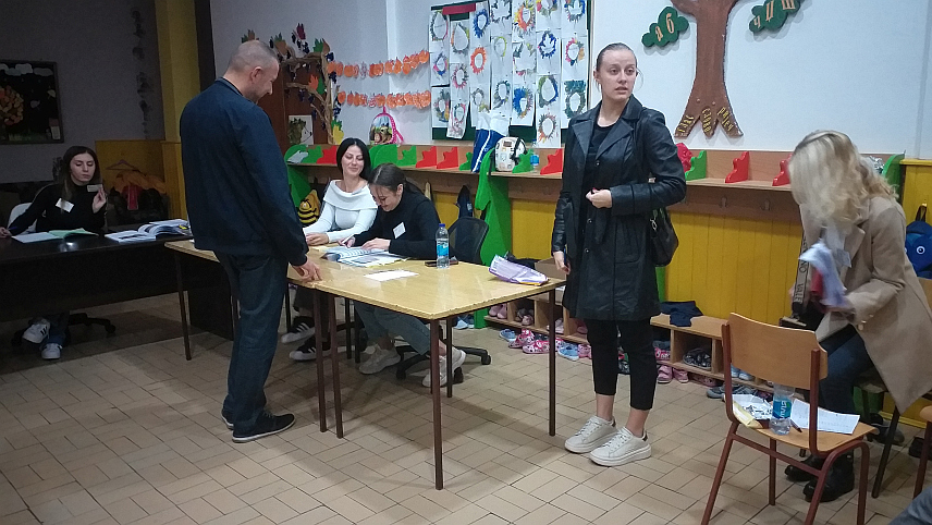 МИЛИЋИ, 6. ОКTОБРА /СРНА/ - У Милићима гласање протиче без проблема, а на биралишта је до 15.00 часова изашло 47,69 одсто од укупног броја бирача, речено је Срни у Општинској изборној комисији /ОИК/.