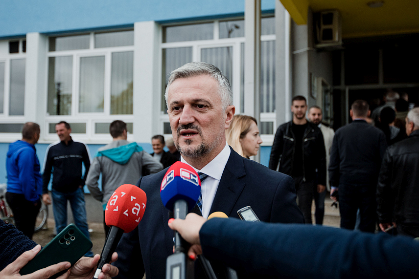 БИЈЕЉИНА, 6. ОКТОБРА /СРНА/ - Кандидат Републичке странке Српске за градоначелника града Бијељина Миле Пејчић током гласања на бирачком мјесту у Бијељини. /ЕМБАРГО ДО 19.00/