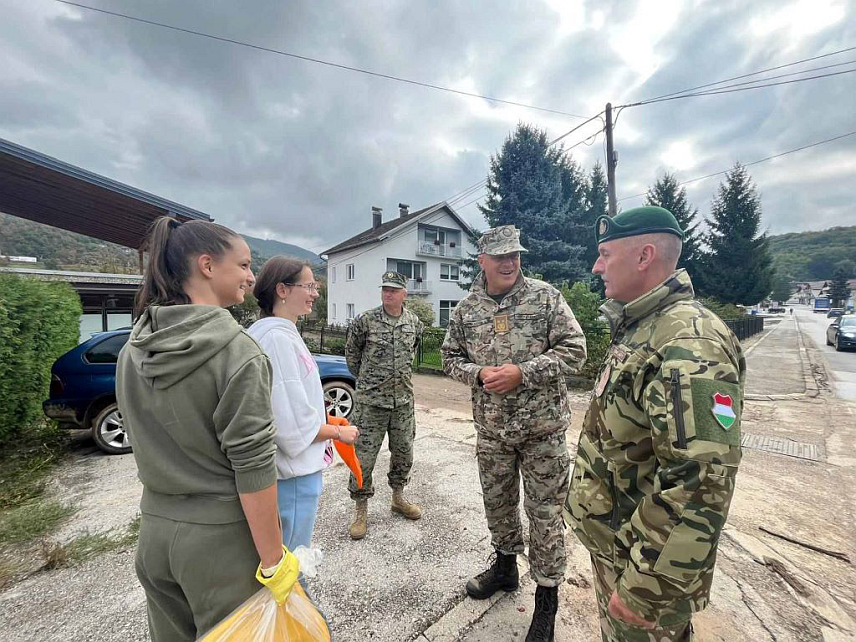 САРАЈЕВО, 6. ОКТОБРА /СРНА/ - Замјеник начелника Заједничког штаба Оружаних снага БиХ за ресурсе Мирсад Ахмић и командант ЕУФОР-а генерал-мајор Ласло Штиц посјетили су припаднике Оружаних снага у општинама Кисељак и Фојница који су ангажовани на отклањају посљедица разорних поплава и клизишта.