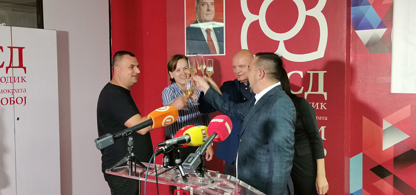 ДОБОЈ, 6. ОКТОБРА /СРНА/ - Кандидат СНСД-а за градоначелника Добоја Борис Јеринић рекао је да ће У Добоју бити једна од највећих побједа СНСД-а у Републици Српској,из градског Изборног штаба СНСД-а речено је раније да је Јеринић убједљиво побиједио на локалним изборима.