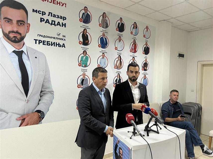 TРЕБИЊЕ, 6. ОКТОБРА /СРНА/ - Кандидат Листе за правду и ред за градоначелника Tребиња Лазар Радан на конференцији за новинаре.