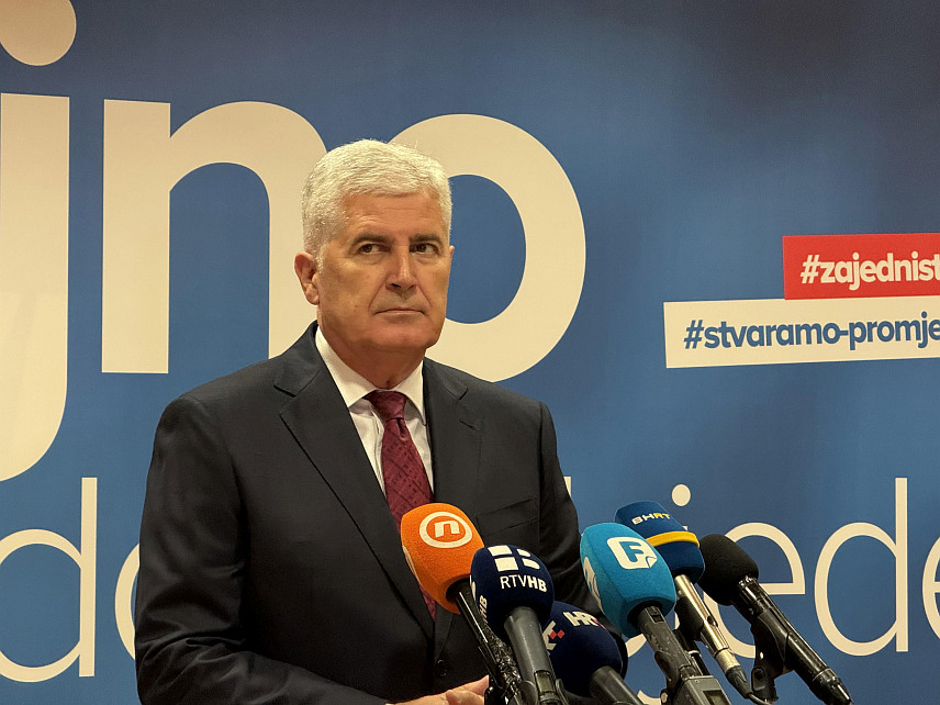 МОСTАР, 6. ОКTОБРА /СРНА/ – Предсједник ХДЗ-а БиХ Драган Човић изјавио је вечерас да је ова странка освојио 22 или 23 начелничка и градоначелничка мјеста у БиХ, те има разлога да буде задовољан.