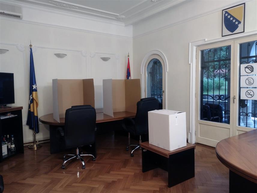 БЕОГРАД, 6. ОКТОБРА /СРНА/ - У Амбасади БиХ у Србији јутрос је отворено бирачко мјесто за гласање из иностранства на локалним изборима у БиХ, изјавио је Срни предсједник бирачког одбора Оливер Мићић.