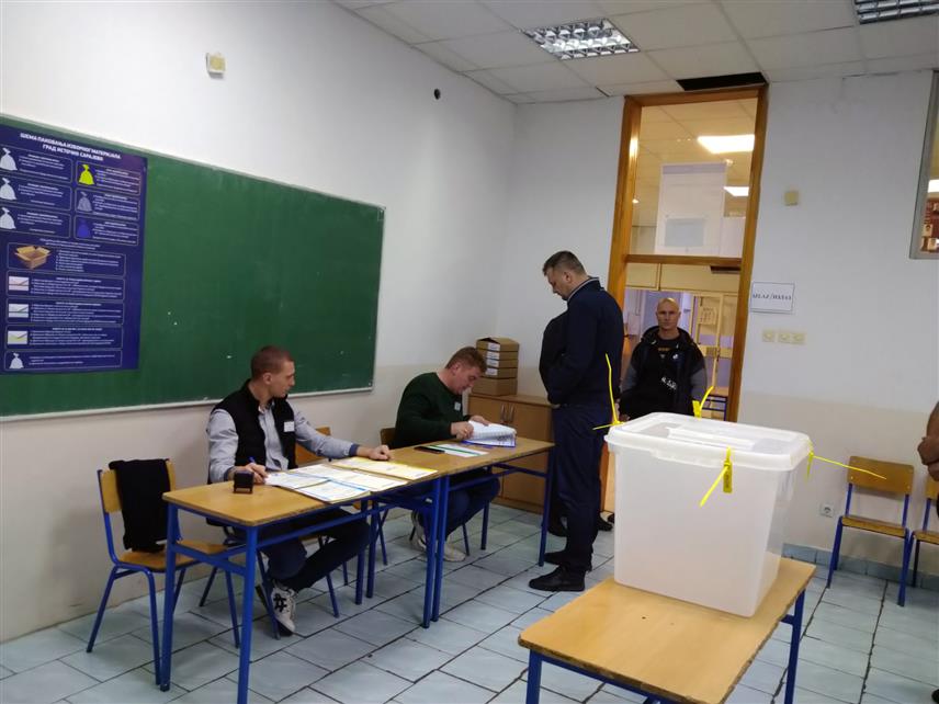 ИСТОЧНО САРАЈЕВО, 6. ОКТОБРА /СРНА/ - У општинама у саставу града Источног Сарајева, те Калиновику бирачка мјеста за данашње локалне изборе отворена су на вријеме.

