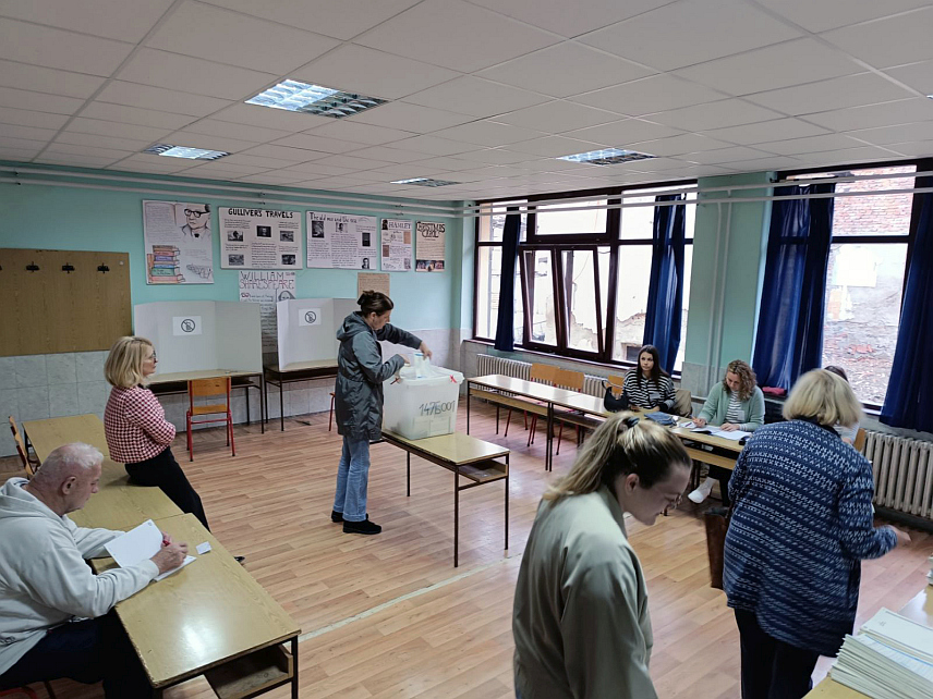 ВИШЕГРАД, 6. ОКТОБРА /СРНА/ - Сва бирачка мјеста у Вишеграду отворена су на вријеме, док се на једном бирачком мјесту каснило десетак минута због техничких проблема, рекла је Срни предсједник Општинске изборне комисије /ОИК/ Снежана Нешковић.
