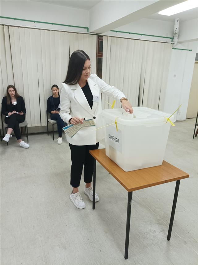 КОТОР ВАРОШ, 6. ОКТОБРА /СРНА/ - Сва бирачка мјеста на локалним изборима у Котор Варошу јутрос су отворена на вријеме и гласање се одвија без проблема.	