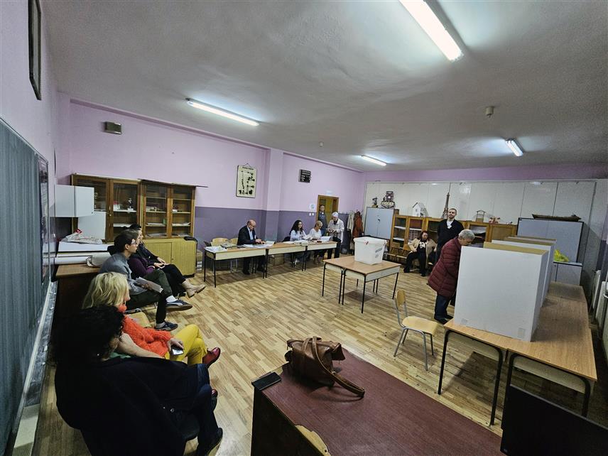ПРИЈЕДОР, 6. ОКТОБРА /СРНА/ - У Приједору су сва бирачка мјеста отворена на вријеме и гласање је почело уредно, изјавио је данас предсједник Градске изборне комисије /ГИК/ Жељко Шкондрић.