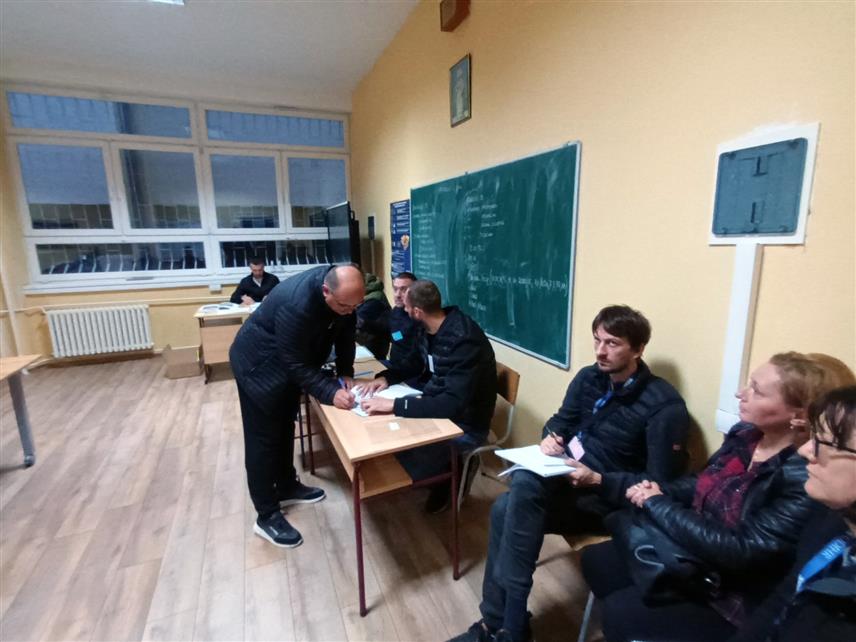 ЗВОРНИК, 6. ОКТОБРА /СРНА/ - На подручју града Зворника јутрос су на вријеме отворена сва 74 бирачка мјеста, на којима гласање протиче без проблема, рекао је Срни предсједник Градске изборне комисије /ГИК/ Мустафа Арифовић.