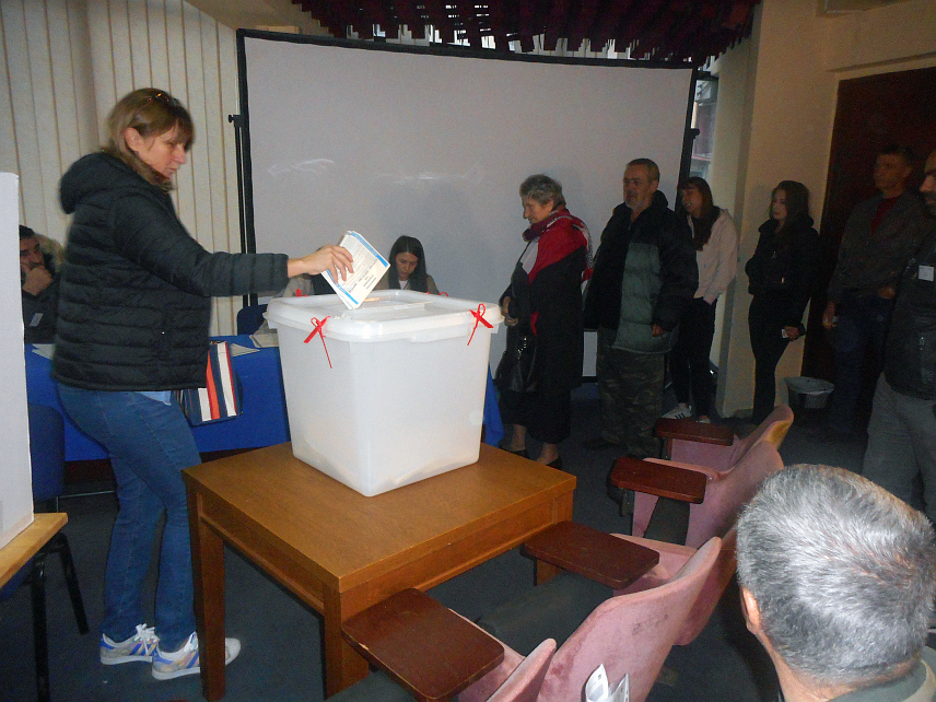 СРЕБРЕНИЦА, 6. ОКТОБРА /СРНА/ - У општини Сребреница на вријеме су отворена 24 биралишта, а још није бирачко мјесто у школи у Скеланима јер чланови бирачког одбора нису благовремено пребројали гласачке листиће, рекла је Срни предсједник Општинске изборне комисије Љиљана Стевановић.