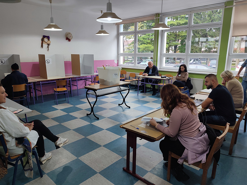 ГРАДИШКА, 6. ОКТОБРА /СРНА/ - Сва бирачка мјеста за гласање на локалним изборима у Градишци отворена су на вријеме, а гласање се одвија без већих потешкоћа.	