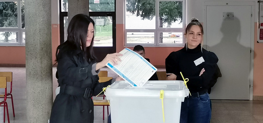 ДОБОЈ, 6. ОКТОБРА /СРНА/ - Потпредсједник СНСД-а Сања Вулић гласала је јутрос у Добоју на бирачком мјесту у Средњошколском центру. /ЕМБАРГО ДО 19.00 ЧАСОВА/	