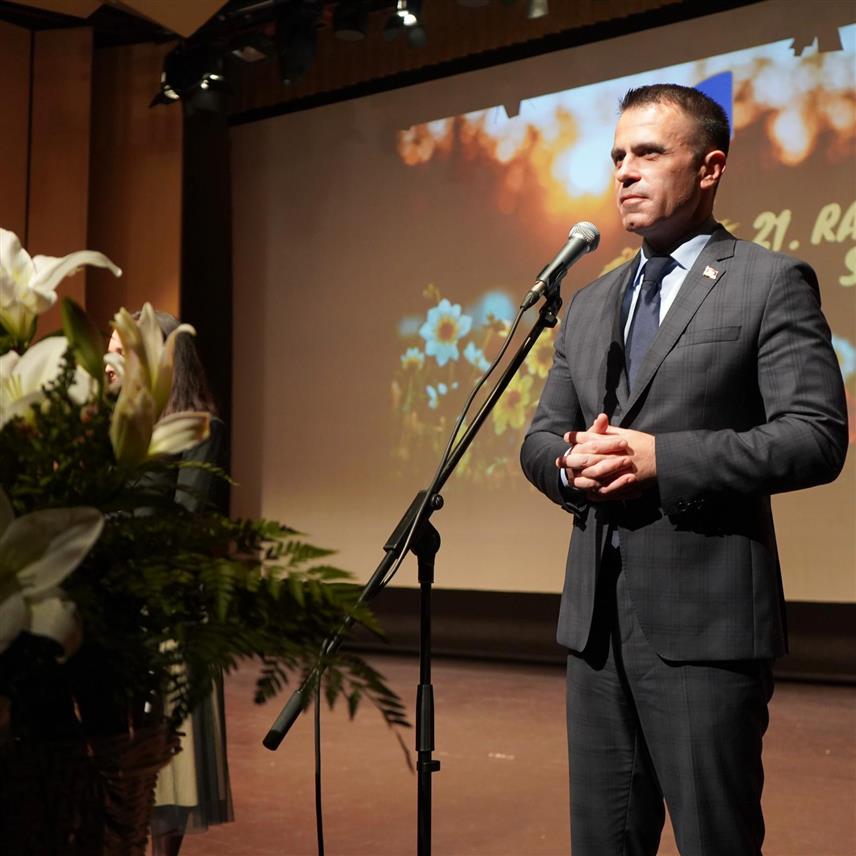 БЕОГРАД, 6. ОКТОБРА /СРНА/ - Министар без портфеља задужен за координацију активности и мјера у области односа Србије са дијаспором Ђорђе Милићевић присуствовао је у Словенији традиционалној приредби "Разиграна срца" коју 21. пут организује Српско културно друштво /СКД/ "Слога" из Нове Горице.	