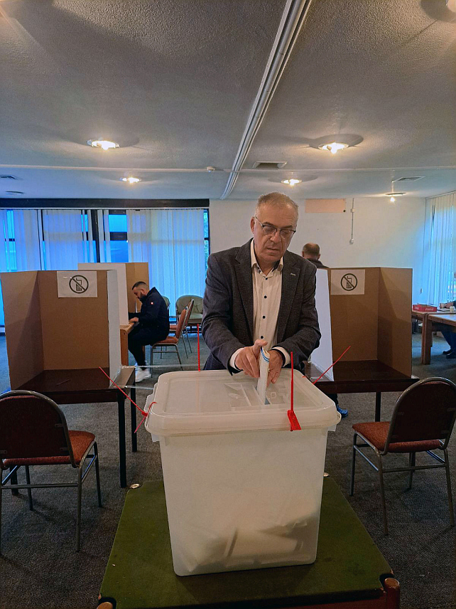 ТЕСЛИЋ, 6. ОКТОБРА /СРНА/ - Предсједник СДС-а Милан Миличевић гласаo je на бирачком мјесту Кисељак у Бањи Врућици. /ЕМБАРГО до 19.00 часова/