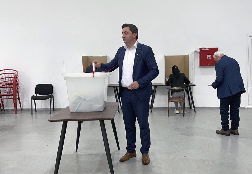 БИЈЕЉИНА, 6. ОКТОБРА /СРНА/ - Кандидат СДС-а за градоначелника Бијељине Љубиша Петровић гласао је на бирачком мјесту у Доњем Црњелову./ЕМБАРГО ДО 19.00 ЧАСОВА/