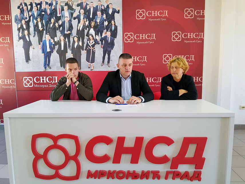 МРКОЊИЋ ГРАД, 7. ОКТОБРА /СРНА/ - Кандидат СНСД-а за начелника општине Мркоњић Град Драган Вођевић, који је освоијо још један мандат, на конференцији за новинаре данас у канцеларији странке у Мркоњић Граду.	