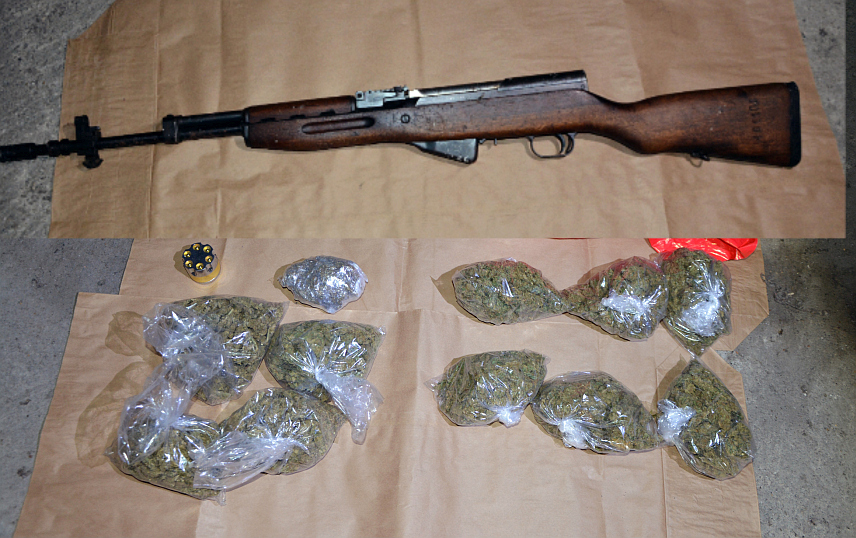 ПРИЈЕДОР, 7. ОКТОБРА /СРНА/ - Припадници Полицијске управе Приједор лишили су слободе лице из овог града чији су иницијали М.Р. код којег су у претресу стамбених просторија пронађени 1,6 килограма марихуане и полуаутоматска пушка.	