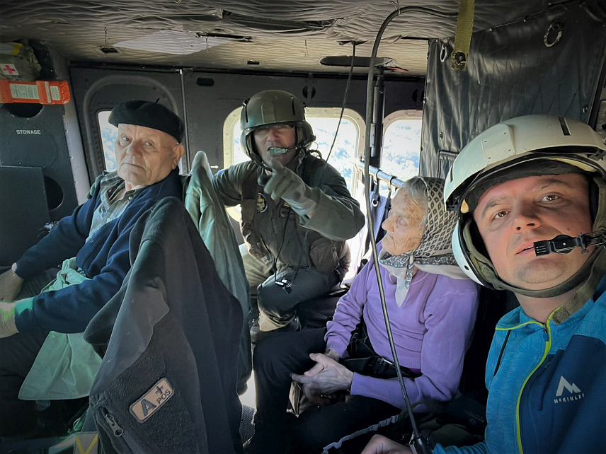 САРАЈЕВО, 7. ОКТОБРА /СРНА/ - Хеликоптер Оружаних снага БиХ данас је медицински збринуо два болесна лица из подручја угроженог стравичним поплавама тако што су транспортована од села Добричевићи - Коњиц до пункта за медицинско збрињавање у Коњицу.	