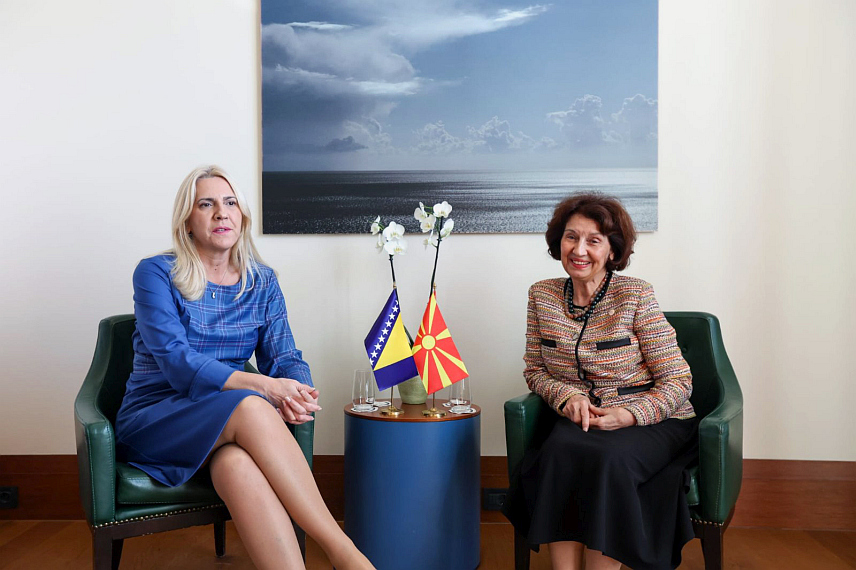 ТИВАТ, 8. ОКТОБРА /СРНА/ - Српски члан Предсједништва БиХ Жељка Цвијановић разговарала је у Тивту са предсједником Сјеверне Македоније Горданом Сиљановском Давковом и истакла да је то пријатељска земља са којом има простора за унапређење сарадње.