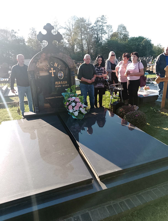 ШАМАЦ, 8. ОКТОБРА /СРНА/ - На мјесном гробљу у Обудовцу код Шамца данас су положени вијенци и служен помен поводом 24 године од смрти Милана Јосића, команданта специјалног батаљона Друге посавске бригаде Војске Републике Српске.