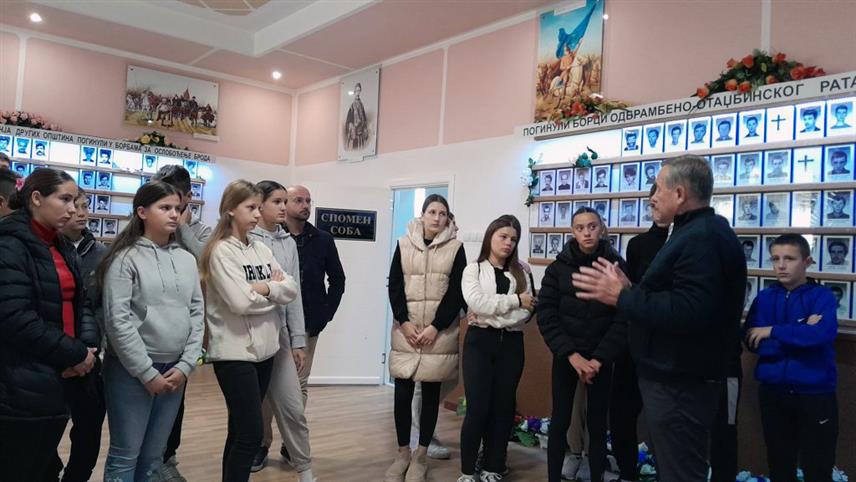 БРОД, 8. ОКТОБРА /СРНА/ - Ученици осмих разреда Основне школе "Лијешће" код Брода посјетили су данас Спомен-собу посвећену борцима Одбрамбено-отаџбинског рата, гдје их је предсједник Предсједништва општине Борачке организације Зоран Видић упознао о борцима погинулим у борбама за ослобођење града у протеклом рату.