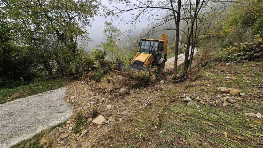 САРАЈЕВО, 8. ОКТОБРА /СРНА/ - Инежењеријске јединице Оружаних снага БиХ раде данас на рашчићавању магистралног пута и кућа у Доњој Јабланици, санирању путних комуникација и спајању одсјечених насеља Кралупи и Сеонице у коњичкој регији.	