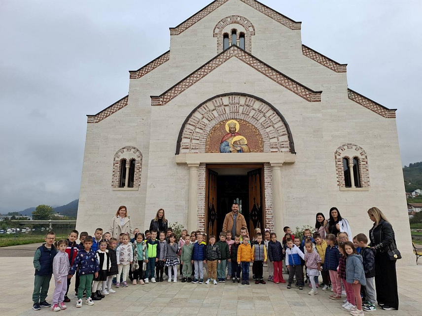 ВИШЕГРАД, 8. ОКТОБРА /СРНА/ - Малишани из обданишта "Невен" данас су са васпитачима посјетили храм Светог цара Лазара и свих српских мученика у Андрићграду, поводом обиљежавања Недјеље дјетета.	