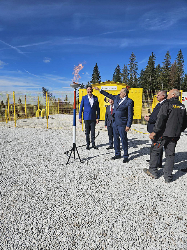 ЈАХОРИНА, 8. ОКТОБРА/СРНА/ - На Јахорини је данас званично пуштен дистрибутивни челични гасовод Пале-Јахорина, у присуству предсједника Републике Српске Милорада Додика и премијера Радована Вишковића.