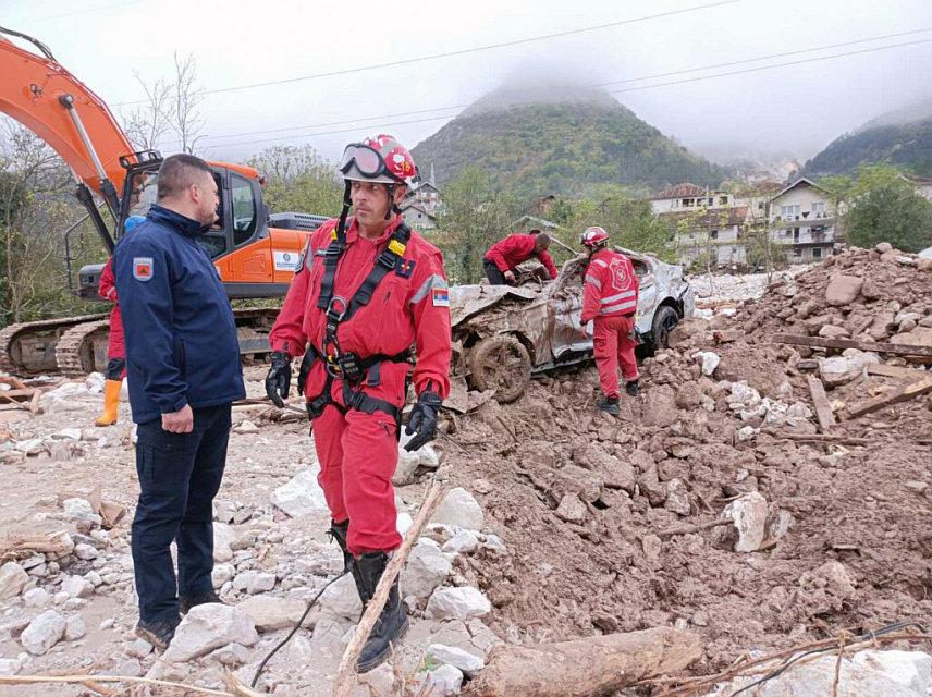 ИСТОЧНО САРАЈЕВО, 8. ОКТОБРА /СРНА/ - Вршилац дужности директора ове управе Борис Трнинић је данас посјетио спасилачке тимове из Српске и Србије у Јабланици.	