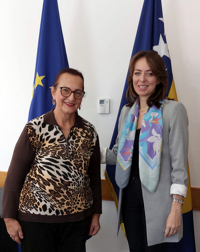 САРАЈЕВО, 8. ОКТОБРА /СРНА/ - Министар цивилних послова у Савјету министара Дубравка Бошњак данас током састанка са предсједником Донорске мреже БиХ Халимом Ресић.