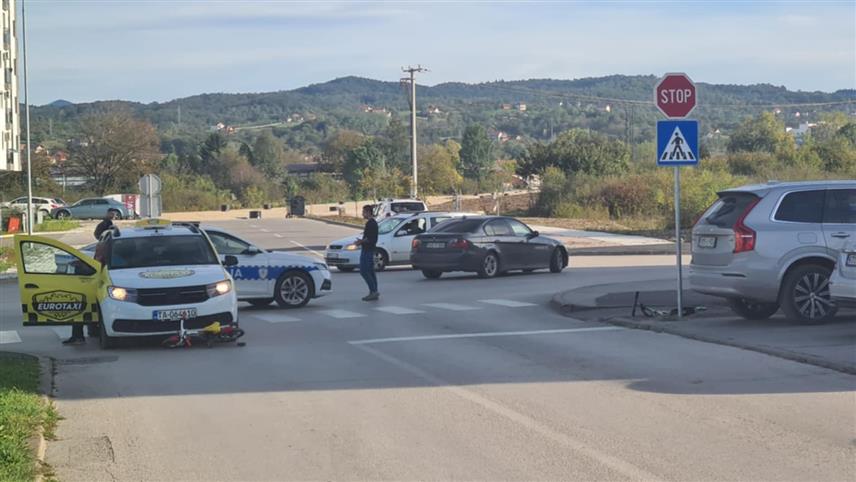 ДОБОЈ, 8. ОКТОБРА /СРНА/ - Малољетно лице повријеђено је данас када га је ударио аутомобил док је прелазило цесту у Улици цара Душана у Добоју.