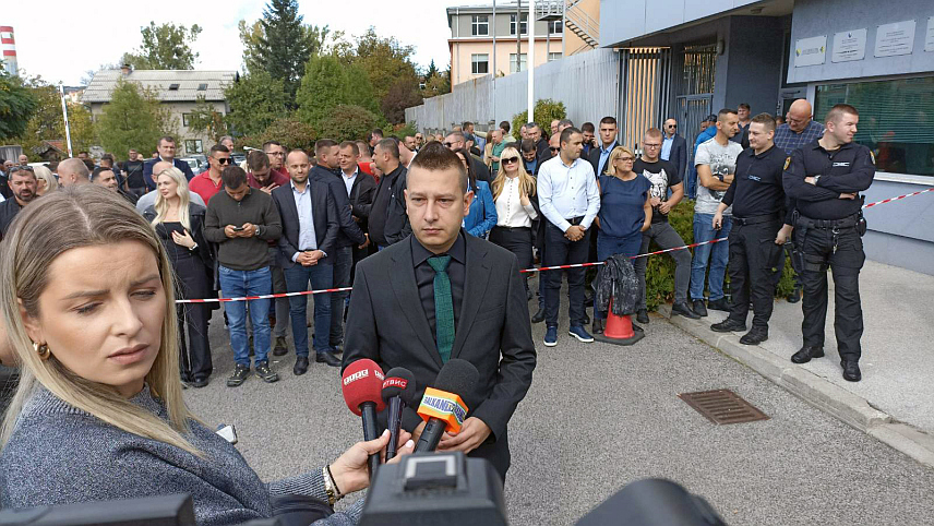 САРАЈЕВО, 9. ОКТОБРА /СРНА/ - Замјеник министра одбране у Савјету министара Александар Гогановић - изјава новинарима испред Суда БиХ.	
