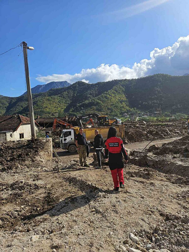 ИСТОЧНО САРАЈЕВО, 9. ОКТОБРА /СРНА/ - Специјално обучени и опремљени спасиоци и машине синхронизовано у Јабланици врше потрагу за несталим људима и уклањање посљедица недавне велике бујичне поплаве, наведено је на страници Управе полиције Републике Српске .