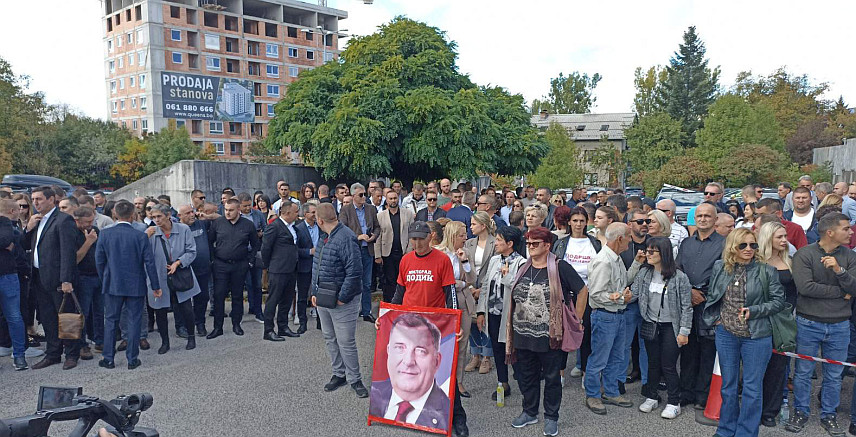 САРАЈЕВО, 9. ОКТОБРА /СРНА/ - Испред Суда БиХ у Сарајеву окупио се велики број грађана који су и данас дошли да пруже подршку предсједнику Републике Српске Милораду Додику и вршиоцу дужности директора "Службеног гласника" Милошу Лукићу, којима се суди због "непоштовања одлука Кристијана Шмита".