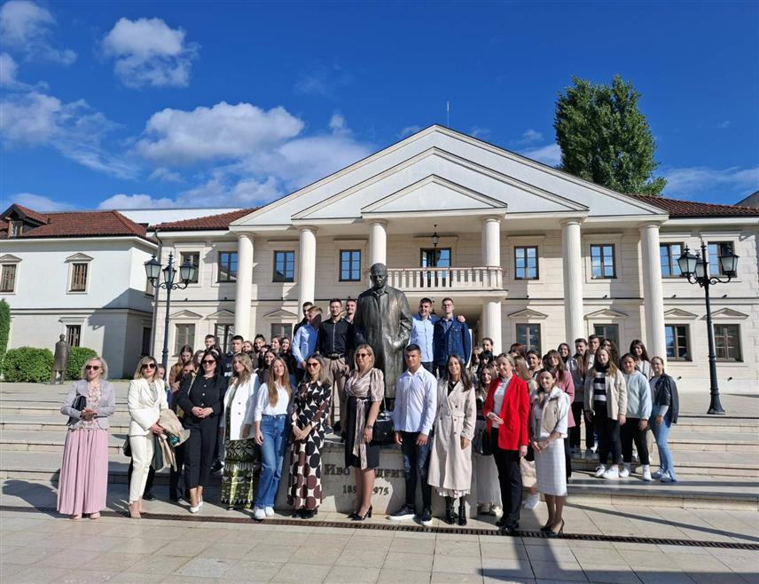 ВИШЕГРАД, 9. ОКТОБРА /СРНА/ - У Вишеграду су данас обиљежене 132 године од рођења нобеловца Ива Андрића, а у разноврсном програму учествовали су ученици средњошколског центра, док је за основце и предшколце организован пријем у Културном центру.