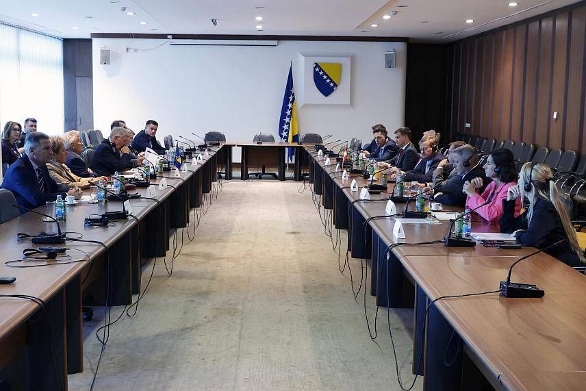 САРАЈЕВО, 9. ОКТОБРА /СРНА/ - Чланови Заједничког колегијума оба дома Парламентарне скупштине БиХ су на данашњем састанку са делегацијом Парламента Савезне покрајине Доња Аустрија, истакли да, упркос унутрашњим политичким изазовима, у БиХ постоји консензус свих политичких фактора у вези са чланством у ЕУ.