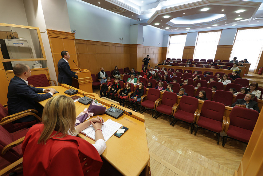 ТРЕБИЊЕ, 9. ОКТОБРА /СРНА/ - Градоначелник Требиња Мирко Ћурић организовао је данас пријем за дјецу из требињских вртића и школа, удружења, поводом Недјеље дјетета, те најавио још снажнију подршку и пажњу Градске управе дјеци током цијеле године.