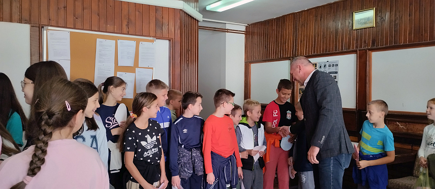 МИЛИЋИ, 9. ОКTОБРА /СРНА/ - Начелник општине Милићи Марко Савић угостио је, поводом Недјеље дјетета, 60 ученика Основне школе /ОШ/ "Алекса Јакшић" који су му уручили написане поруке о правима дјетета - на школовање, на срећу, на лијепо дјетињство.	