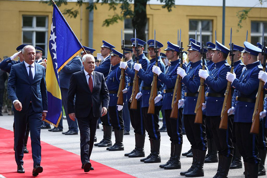 САРАЈЕВО, 9. ОКТОБРА /СРНА/ - Министар одбране Румуније Ангел Тилвар током састанка са министром одбране у Савјету министара Зуканом Хелезом и замјеницима министра Александром Гогановићем и Славеном Галићем.