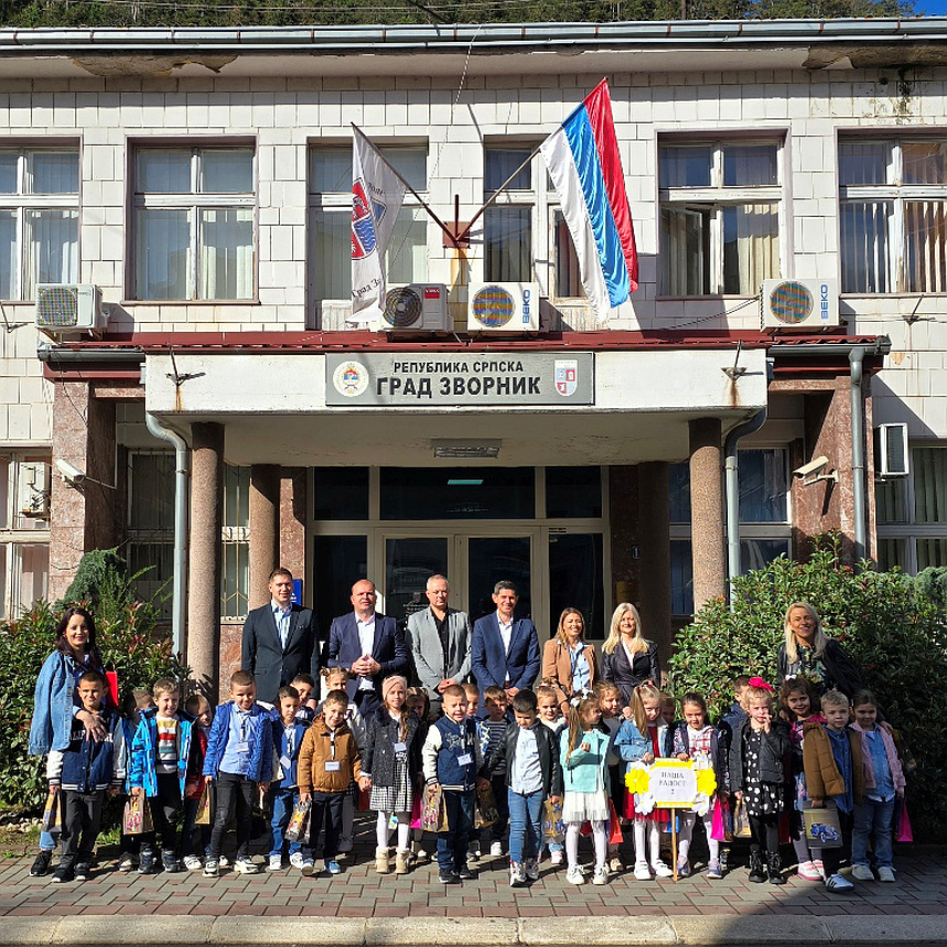 ЗВОРНИК, 9. ОКТОБРА /СРНА/ - Градоначелник Зворника Бојан Ивановић уприличио је данас пријем за малишане Дјечијег вртића „Наша радост“, поводом Дјечије недјеље која се ове године обиљежава под слоганом „Играјмо се, учимо, растимо“.