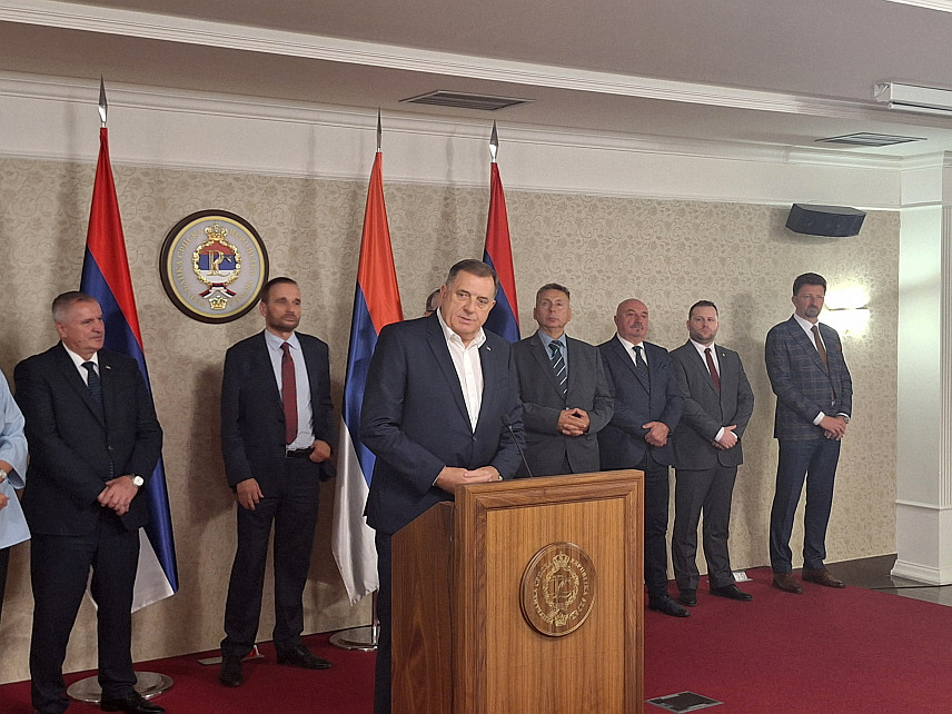 ИСТОЧНО САРАЈЕВО, 9. ОКТОБРА /СРНА/ - Конференција за новинаре након окончања данашњег рочишта предсједнику Републике Српске Милораду Додику и вршиоцу дужности директора "Службеног гласника Српске" Милошу Лукићу у Суду БиХ.