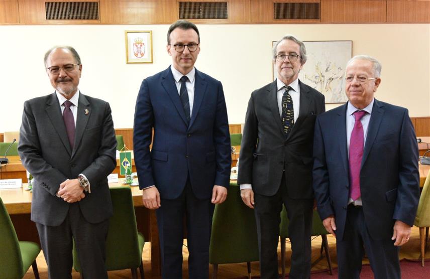 БЕОГРАД, 9. ОКТОБРА /СРНА/ - Директор Канцеларије за Косово и Метохију Петар Петковић на састанку у Београду са амбасадорима Аргентине Освалдом Марсиком, Бразила Жозеом Мауром да Фонсеком Костом Коутом и Мексика Карлосом Исауром Феликсом Короном.