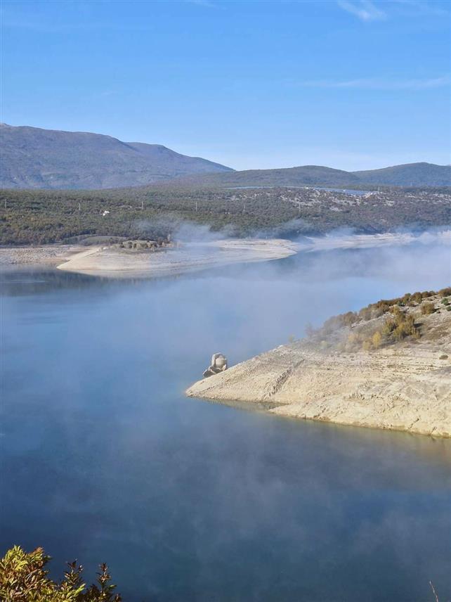 ВРЛИКА, 10. НОВЕМБРА /СРНА/ - Камени зидови потпољеног старог православног манастира Драговић из 1395. године, поново су изронили из акумулационог језера Перућац код Книна.	
