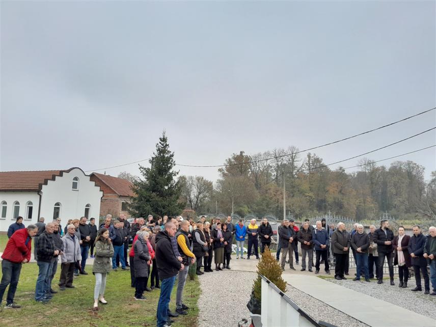 ШАМАЦ, 10. НОВЕМБРА /СРНА/ - У Доњој Слатини код Шамца данас је служен парастос за 10 погинулих бораца Војске Републике Српске /ВРС/ и једну цивилну жртву Одбрамбено-отаџбинског рата.	