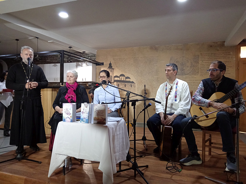 СОКОЛАЦ, 10. НОВЕМБРА /СРНА/ - Драгана Д. Мирковић из Београда, која је аутор и композитор познате пјесме "Не дамо светиње", симбола литија у Црној Гори, представила је вечерас публици на Сокоцу своје стваралаштво.