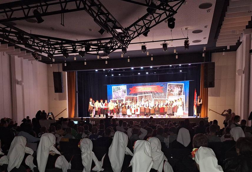 КОЗАРСКА ДУБИЦА, 11. НОВЕМБРА /СРНА/ - Групе из Републике Српске представили су се на 37. Међународном фестивалу фолклора у Прагу, гдје су наступили играчи из Пољске, Молдавије, Украјине и Хрватске.