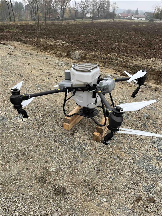 НОВИ ГРАД, 11. НОВЕМБРА /СРНА/ - На огледним парцелама у Кнежици успјешно је обављена сјетва пшенице дроновима, што је била прва примјена нове технологије за овај посао.