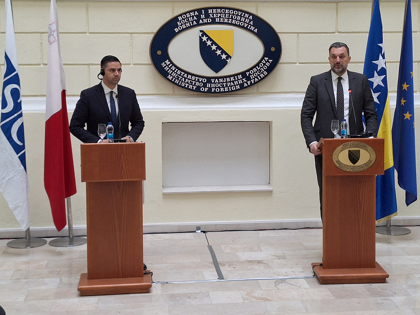 САРАЈЕВО, 11. НОВЕМБРА /СРНА/ - Министар иностраних послова у Савјету министара Елемдин Конаковић и предсједавајући ОЕБС-а и министар спољних и европских послова и трговине Малте Јан Борг на конференцији за новинаре у Сарајеву.