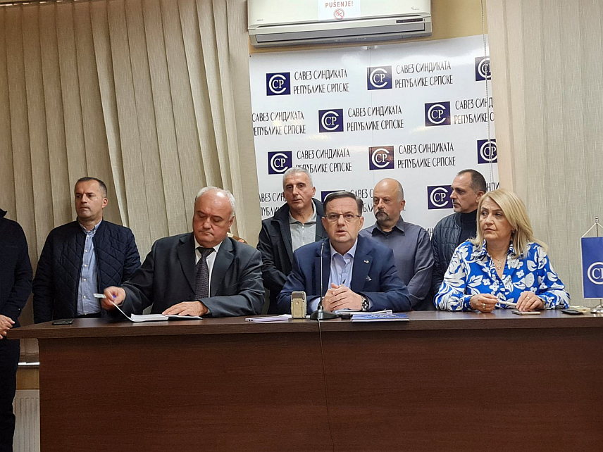 БАЊАЛУКА, 11. НОВЕМБРА /СРНА/ - Потпредсједник Савеза синдиката Републике Српске Данко Ружичић, предсједник Синдиката шумарства и прераде дрвета Владо Павловић и предсједник Синдиката радника грађевинарства и стамбено-комуналне дјелатности Драгана Врабичић на конференцији за новинаре, након ванредне сједнице, посвећене реализацији новог система плата, који је предложио Савез синдиката.