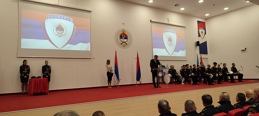 БАЊАЛУКА, 11. НОВЕМБРА /СРНА/ - Министар унутрашњих послова Републике Српске Синиша Каран на свечаности потписивања уговора са кадетима 27. класе Јединице за полицијску обуку – Полицијске академије.